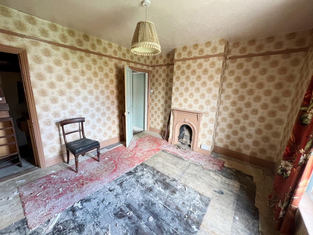 Lot: 82 - THREE-BEDROOM HOUSE FOR IMPROVEMENT -